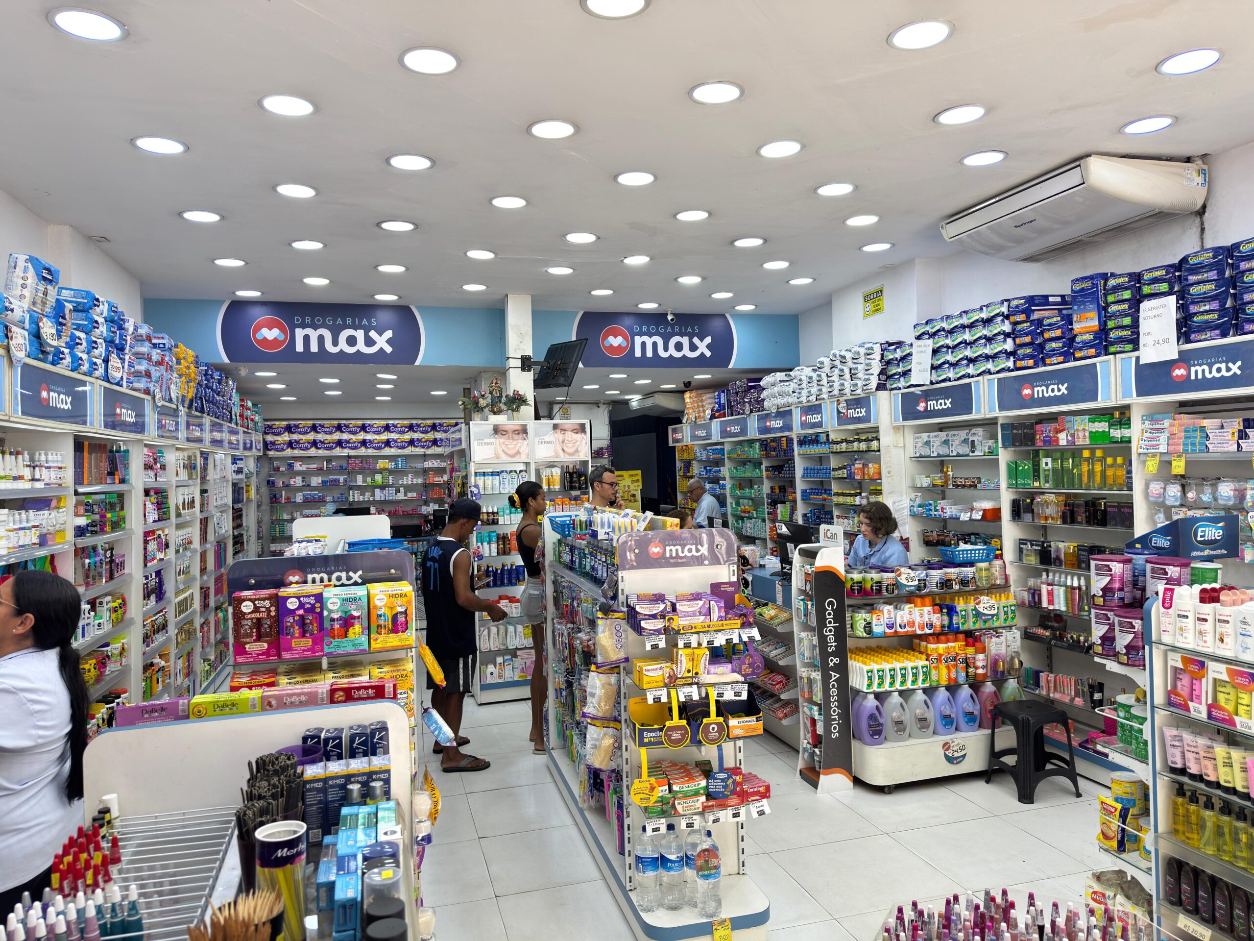 Farmacêutica atendendo cliente com atenção e cuidado