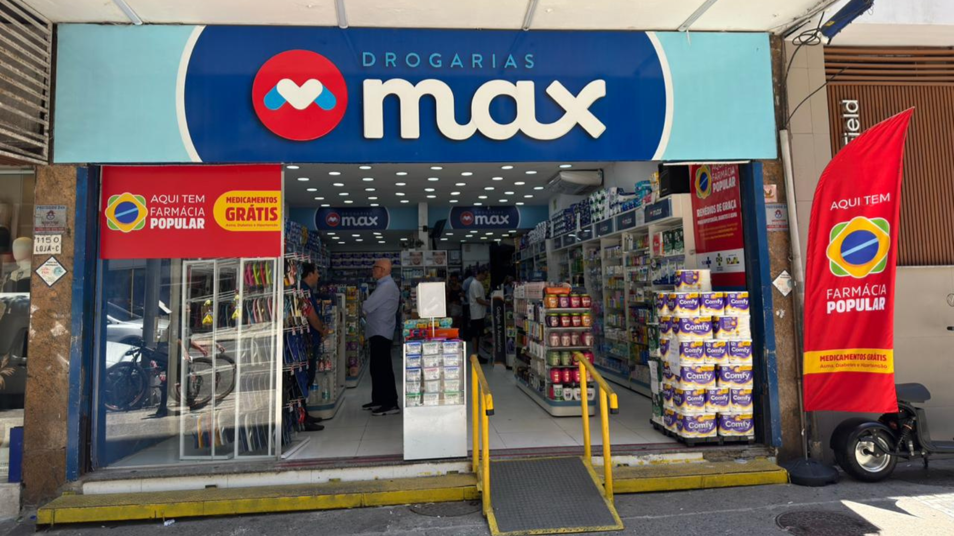 Corredor com ampla variedade de produtos de saúde e bem-estar
