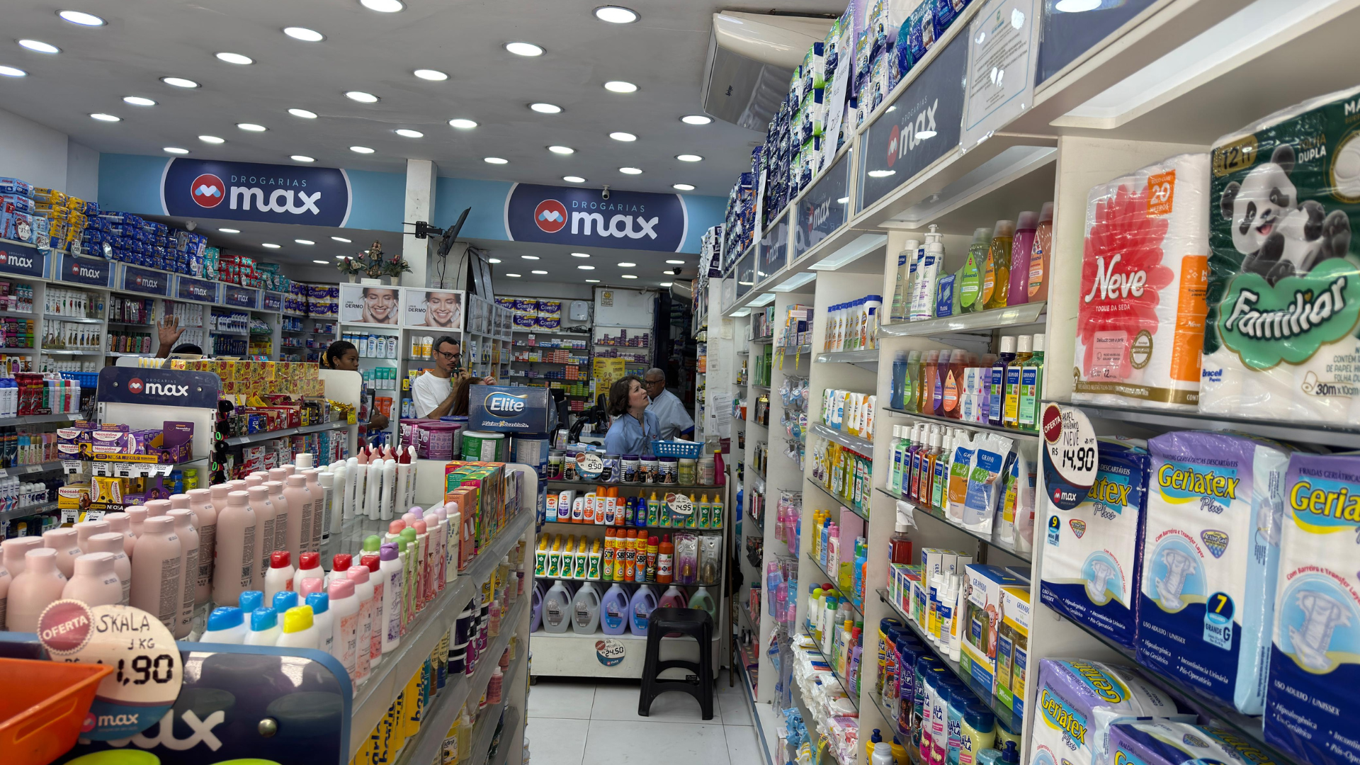 Interior espaçoso e organizado da Drogaria Max